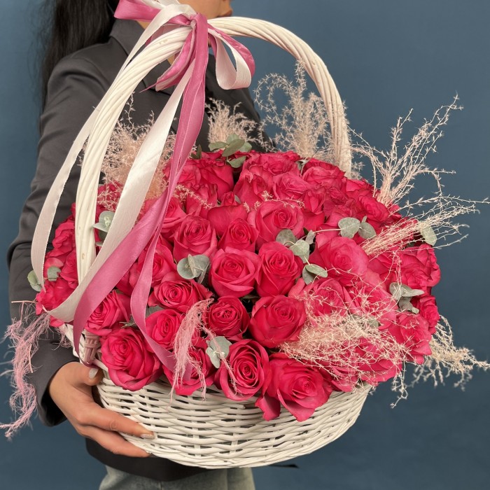 101 малиновая роза Палома Роял с пампасом в корзине